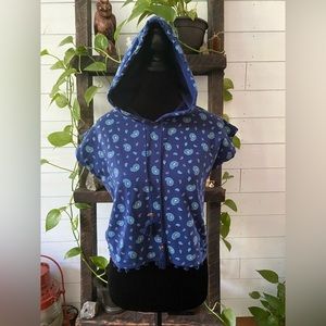 Chumbak: Blue Paisley Print Sweatshirt Hoodie with Short Sleeves